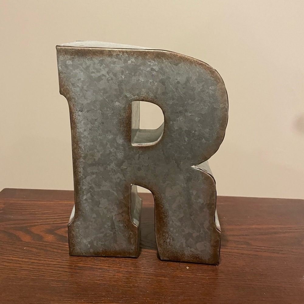 Letter “R” decor - Picture 4 of 4